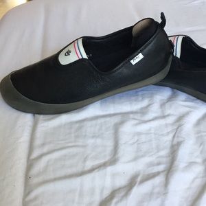 Yeogi yoga shoes. Black